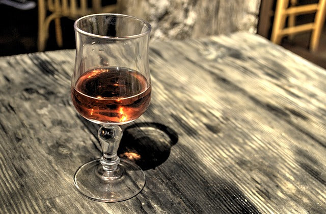 Brandy Cognac Glas auf Holztisch - Bild von Rudy and Peter Skitterians auf Pixabay