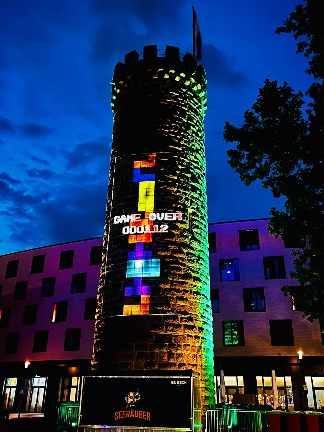 Bild vom Stand des Seeräubers beim Lichterfest 2023 mit Bollwerksturm von Heilbronn